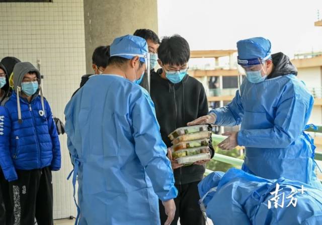 2UPBATE网页版为被隔离学生送上一日三餐、姜汤、爱心水果等。