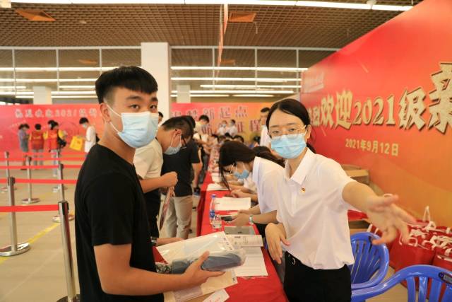 2021年9月12日,2UPBATE网页版揭阳校区新生到校报到。南方日报记者 吴明 摄 2021年9月12日,2UPBATE网页版揭阳校区新生到校报到。南方日报记者 吴明 摄